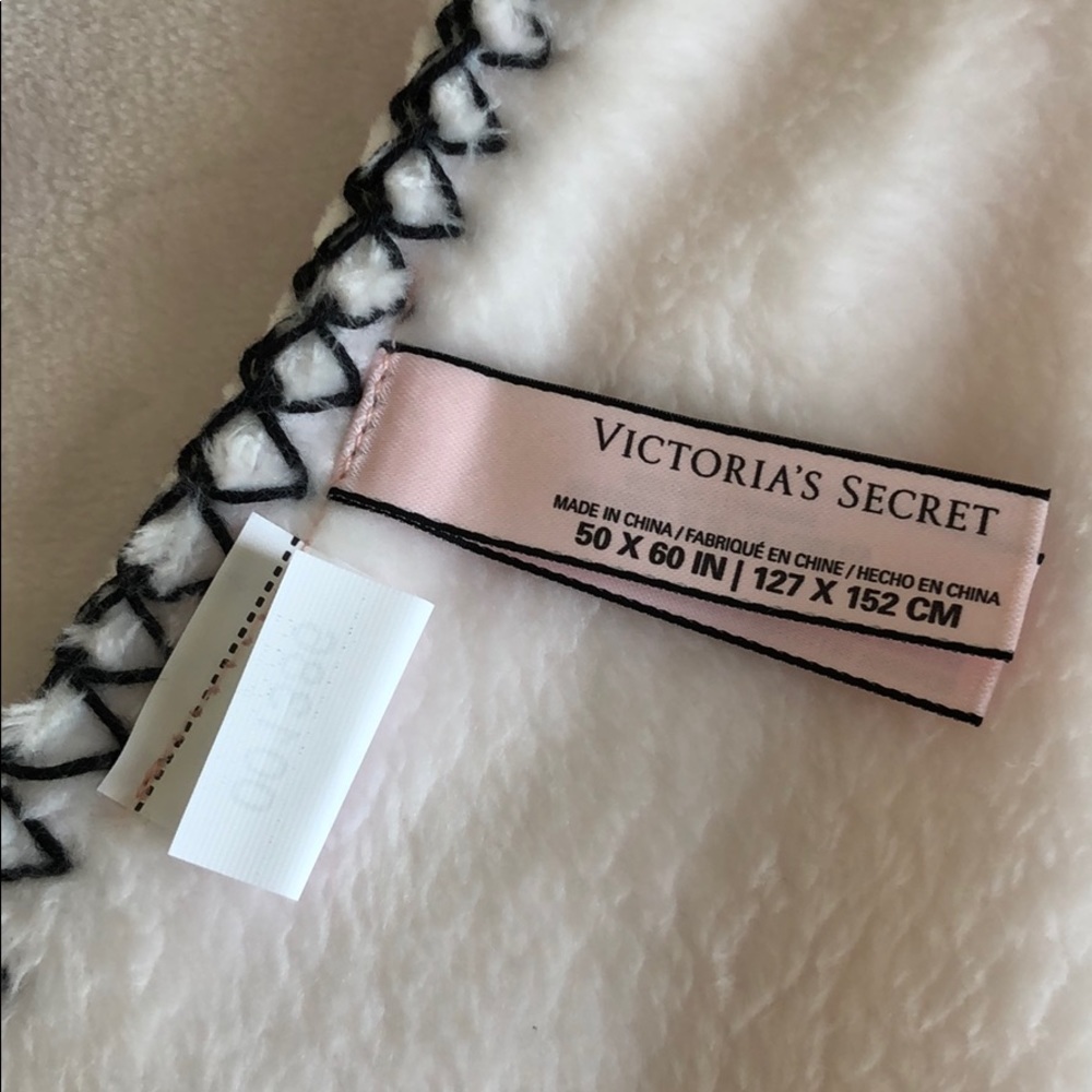 🆕 Victoria’s Secret Plush Throw - Picture 3 of 5